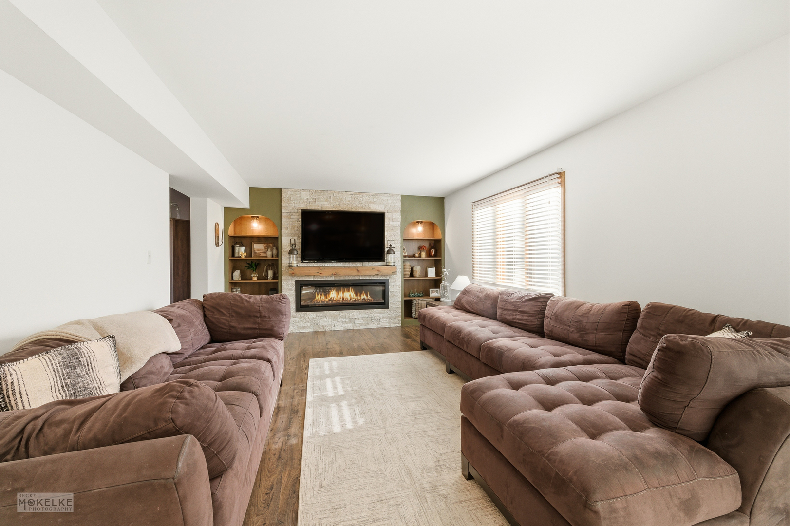 814 Edgewater Drive Minooka, IL 60447 - Photo 15 of 46 a living room with furniture and a flat screen tv