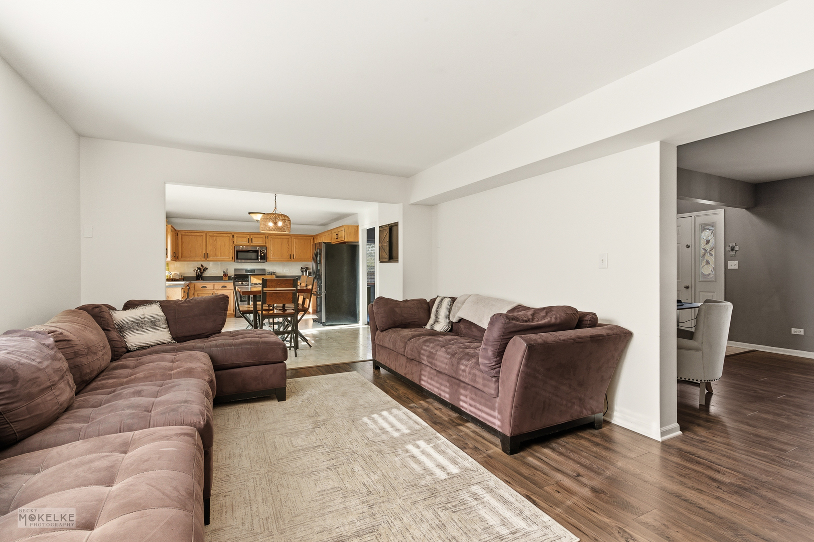 814 Edgewater Drive Minooka, IL 60447 - Photo 17 of 46 a living room with furniture and a wooden floor