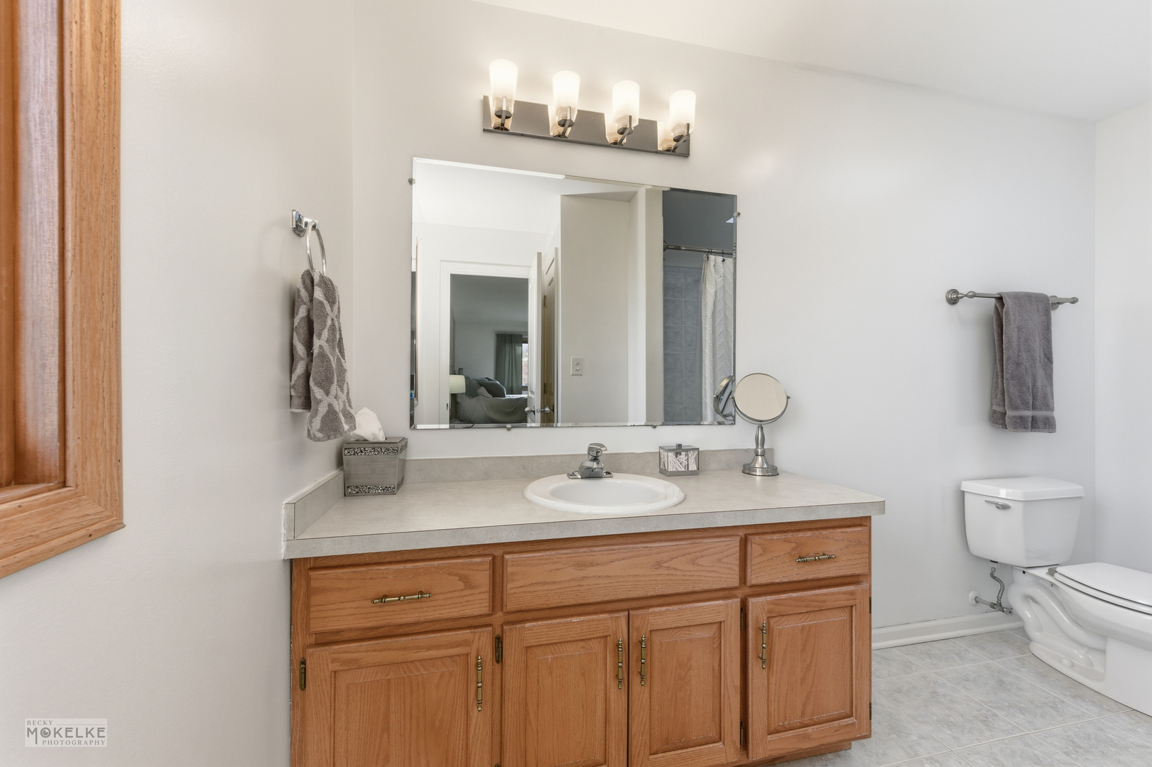 814 Edgewater Drive Minooka, IL 60447 - Photo 23 of 46 a bathroom with a sink and a mirror