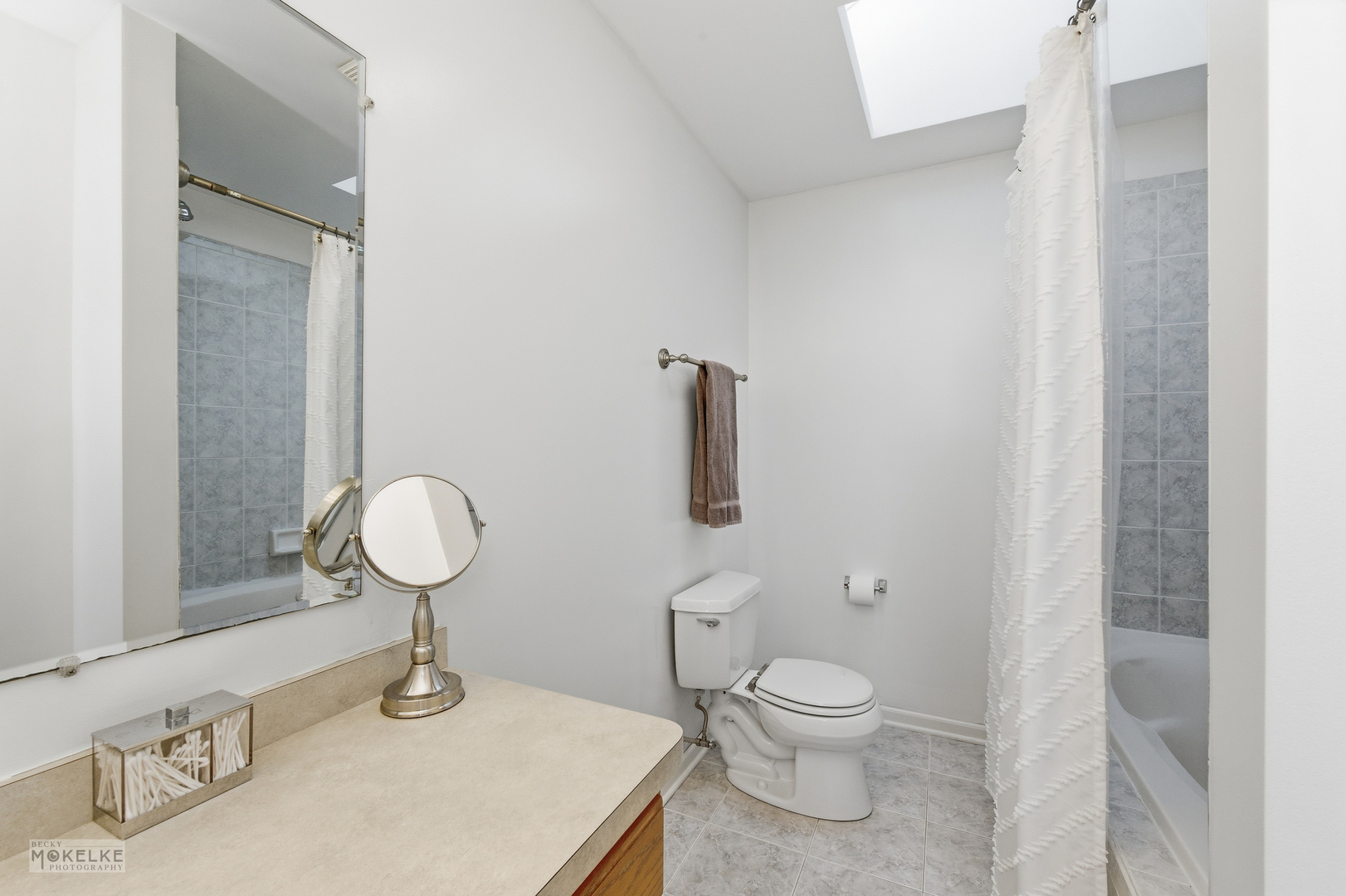 814 Edgewater Drive Minooka, IL 60447 - Photo 24 of 46 a bathroom with a toilet a sink and mirror