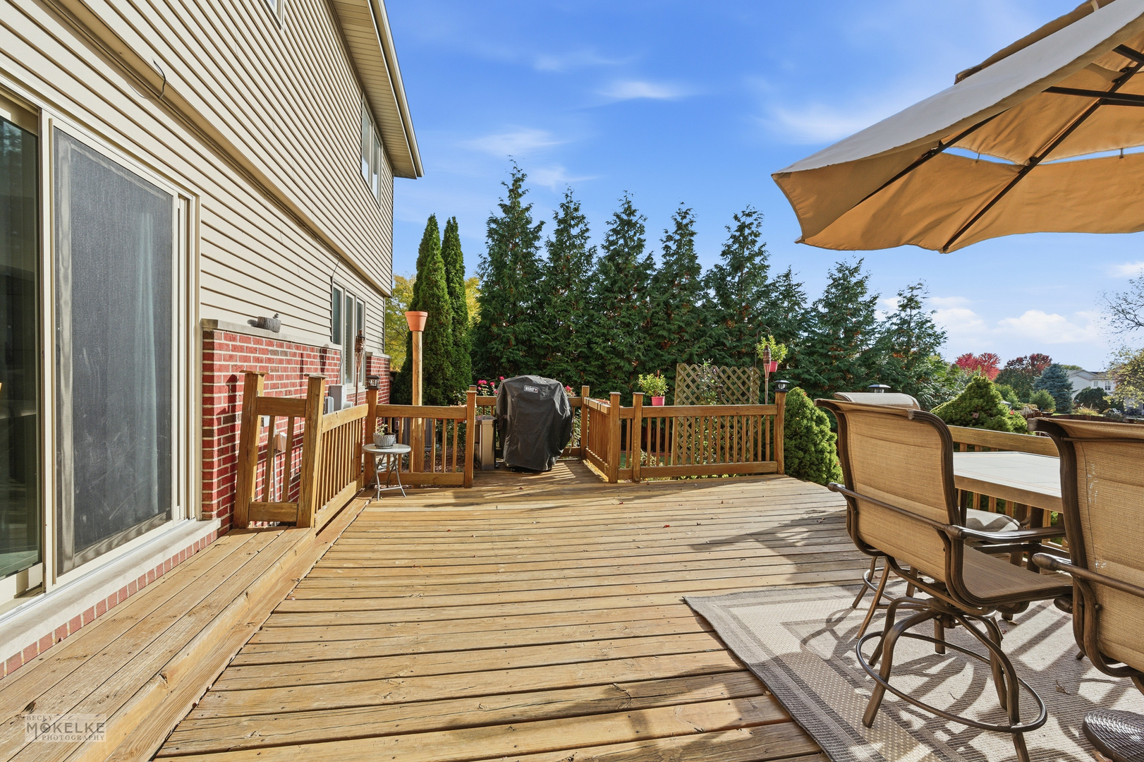 814 Edgewater Drive Minooka, IL 60447 - Photo 36 of 46 a view of a patio with a table and chairs under an umbrella