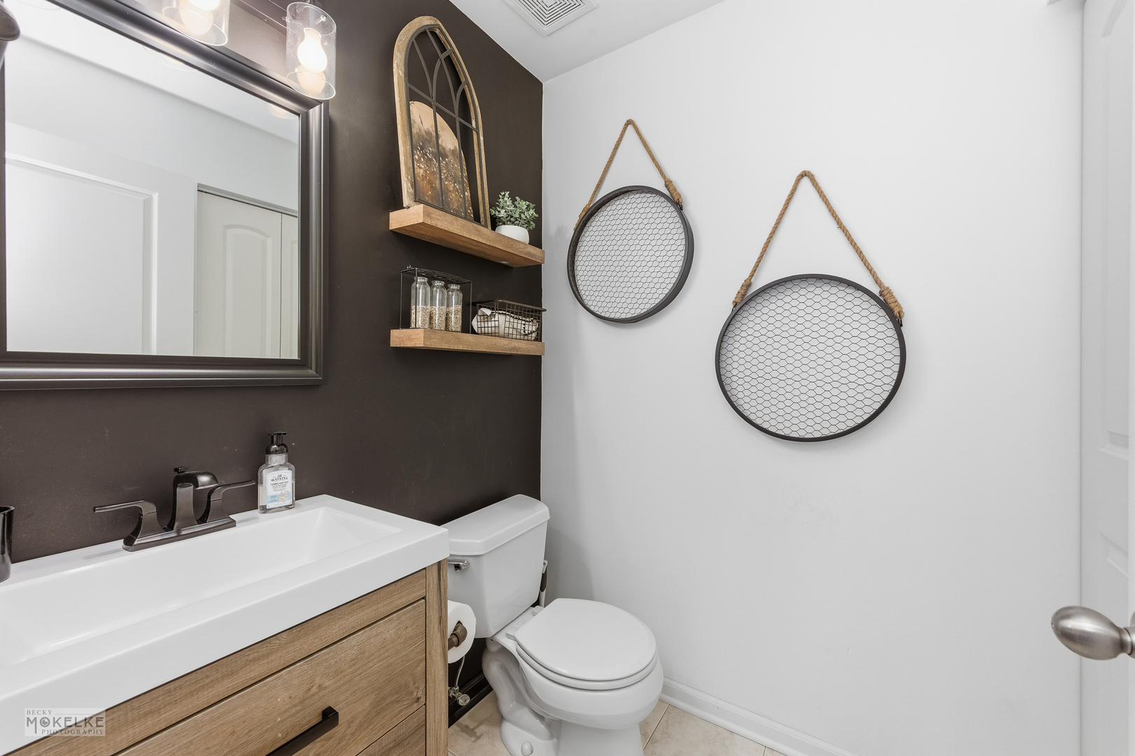 814 Edgewater Drive Minooka, IL 60447 - Photo 6 of 46 a bathroom with a toilet a sink and a mirror