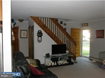 52 Middle Road Levittown, PA 19056 - Photo 6 of 12 Gallery Image 6