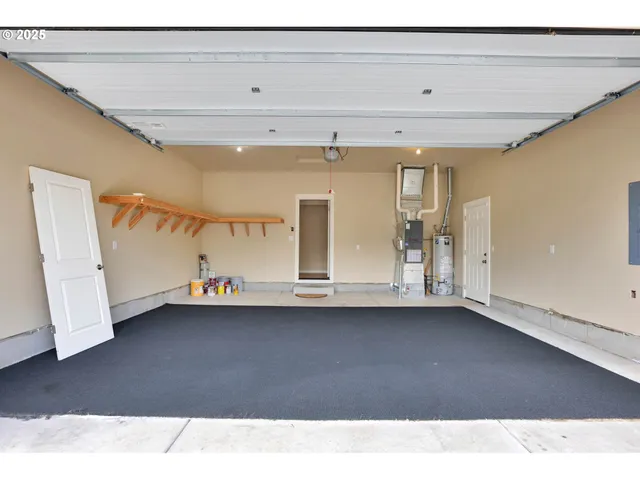 a black and white photo of a living room
