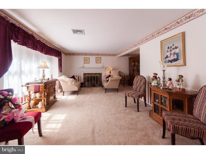 471 Hillendale Road Media, PA 19063 - Photo 5 of 25 Living Room