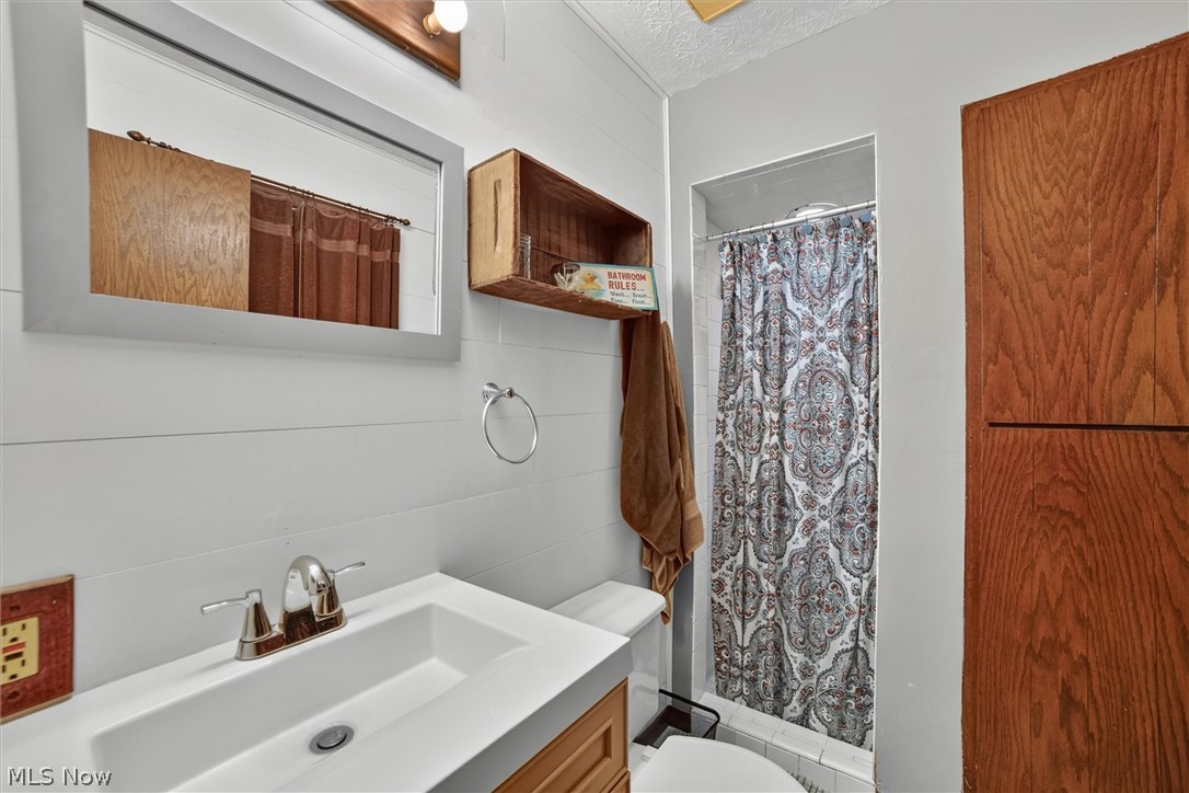 5862 Canterbury Road New Franklin, OH 44319 - Photo 16 of 45 Primary full bath with shower and heat lamps