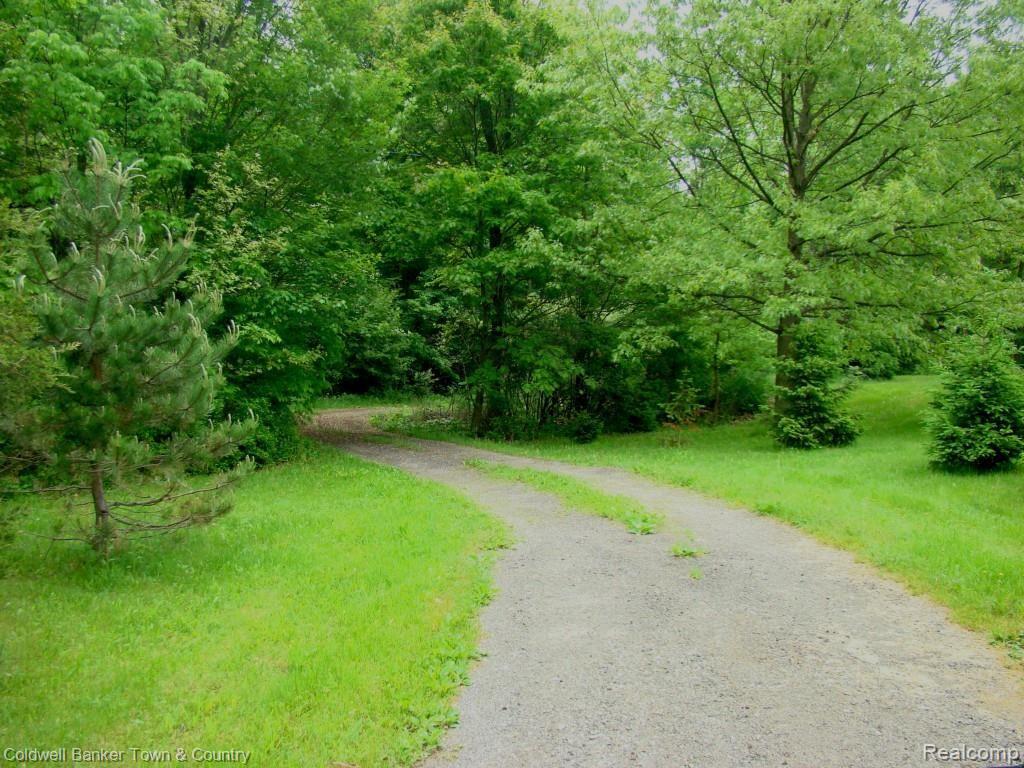 360 Harmon Road Howell, MI 48843 - Photo 8 of 34