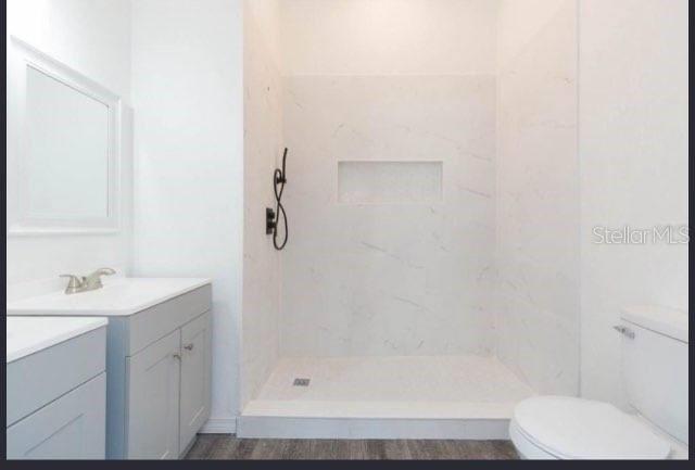 4 Cedar Trace Way Ocala, FL 34472 - Photo 10 of 36 a bathroom with a sink and a mirror