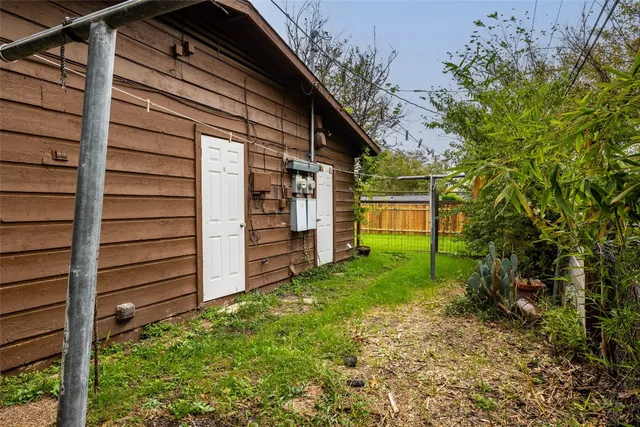 a view of a backyard of the house
