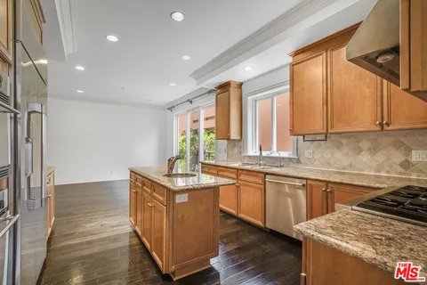 $9,500 | 132 South Maple Drive, Unit 201, Beverly Hills, CA 90212