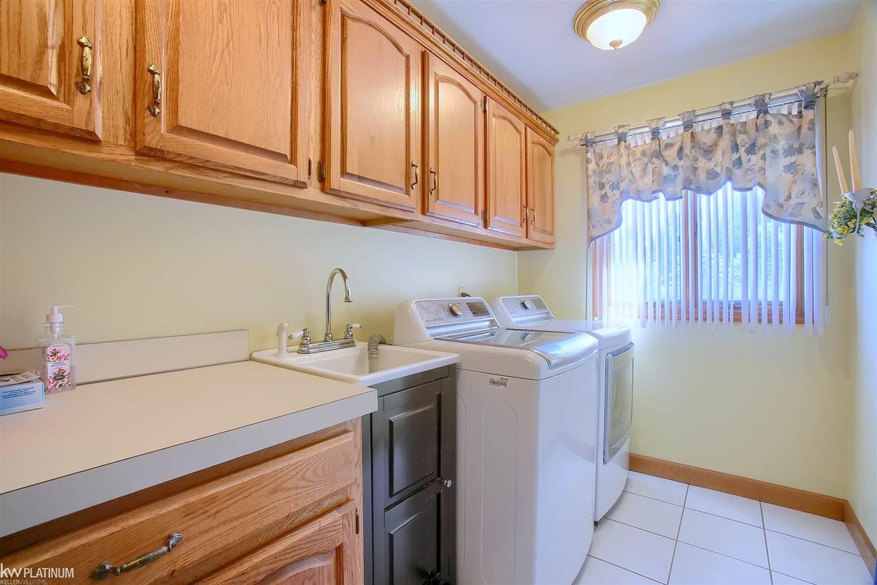 9560 Division Columbus, MI 48063 - Photo 17 of 45 50015288-16.JPG
