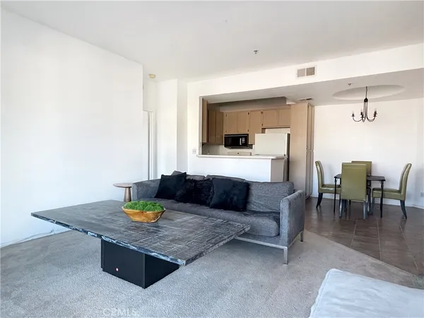 $2,800 | 535 Magnolia Avenue, Unit 211, Long Beach, CA 90802