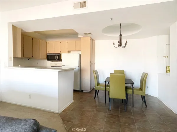 $2,800 | 535 Magnolia Avenue, Unit 211, Long Beach, CA 90802