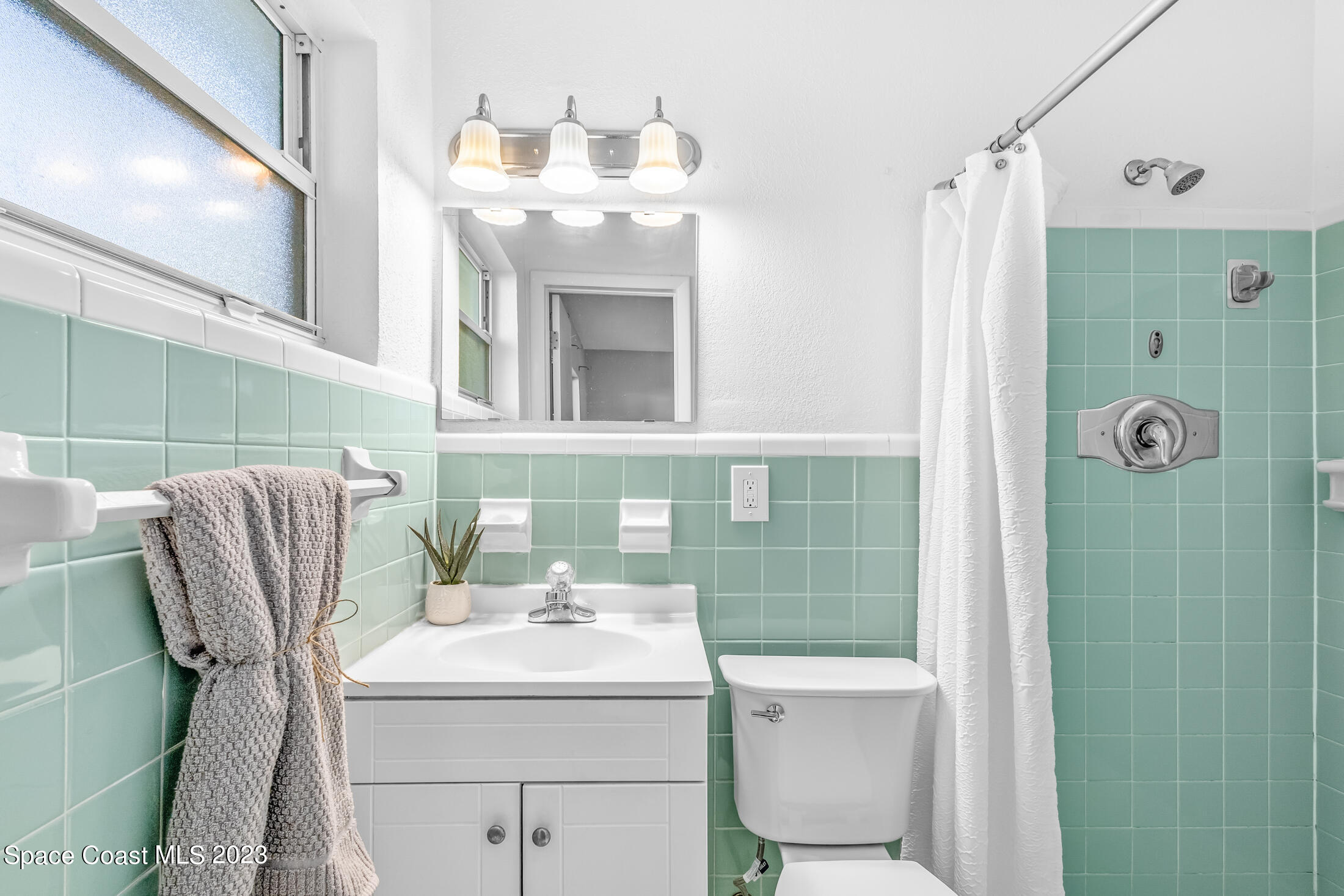 696 Teak Drive Melbourne, FL 32935 - Photo 12 of 22 a bathroom with a sink a toilet and shower