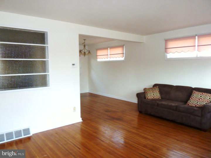 136 North Valleybrook Road Cherry Hill, NJ 08034 - Photo 7 of 13 Living Room