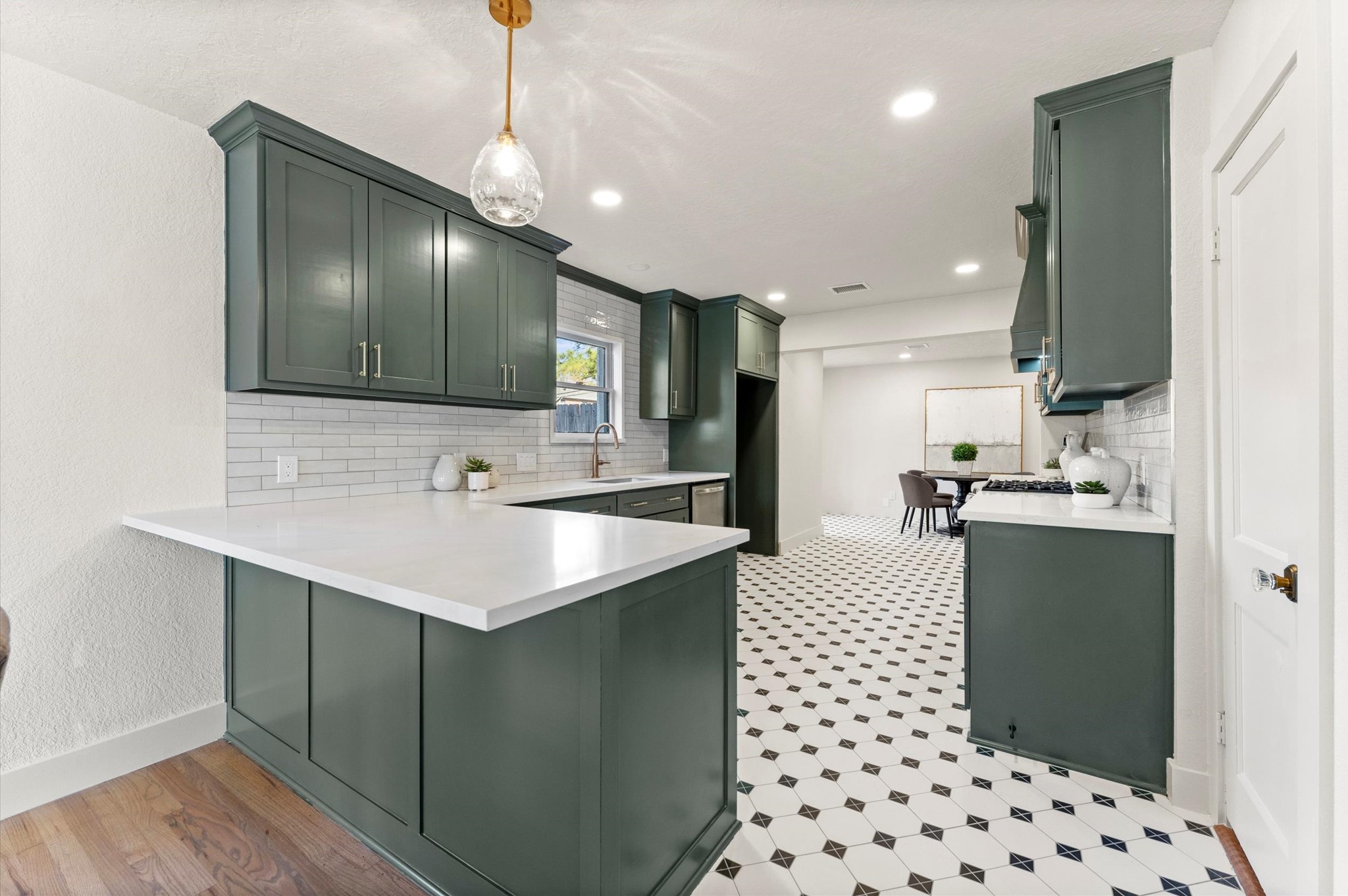3725 Griggs Road Houston, TX 77021 - Photo 8 of 37 Large kitchen with a great island for eating or entertaining.