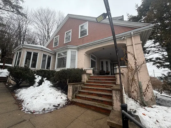 a view of a house with a yard