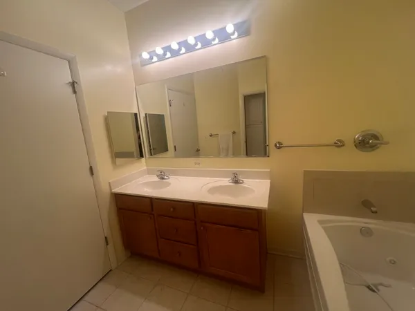 $2,500 | 511 Prestwick Lane, Unit 406, Wheeling, IL 60090