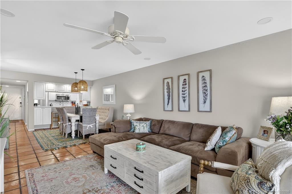 40 Northeast Plantation Road, Unit 403 Stuart, FL 34996 - Photo 5 of 30 Popcorn-less ceilings