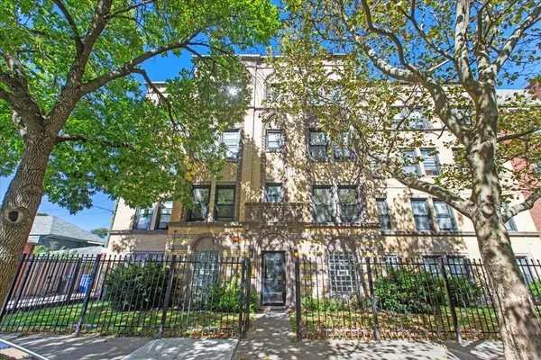 $900 | 1934 East 74th Street, Unit GDN, Chicago, IL 60649