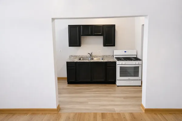 $900 | 1934 East 74th Street, Unit GDN, Chicago, IL 60649