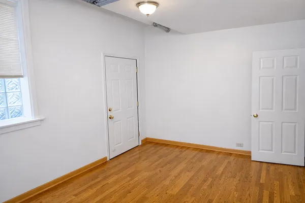 $900 | 1934 East 74th Street, Unit GDN, Chicago, IL 60649