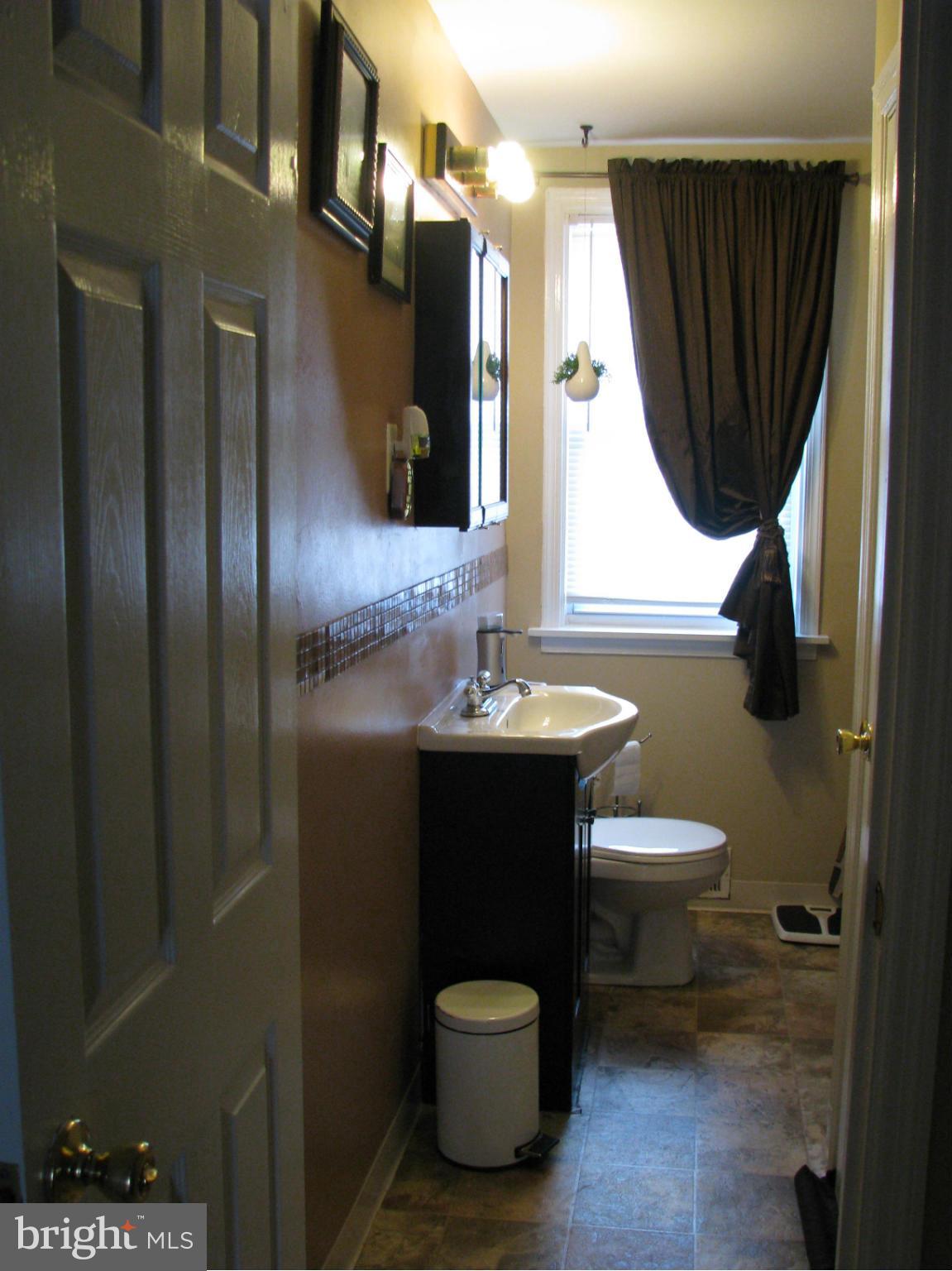 5047 West Hills Road Baltimore, MD 21229 - Photo 14 of 19 Bath