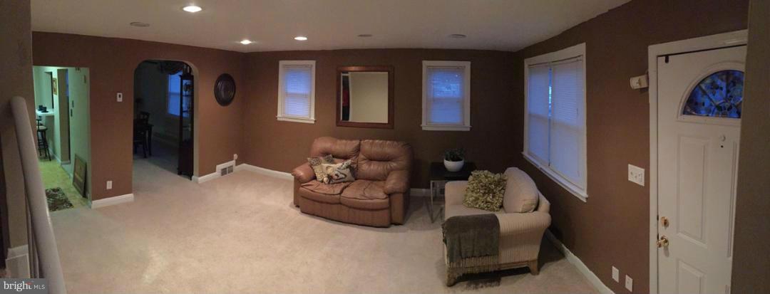 5047 West Hills Road Baltimore, MD 21229 - Photo 6 of 19 Living Room