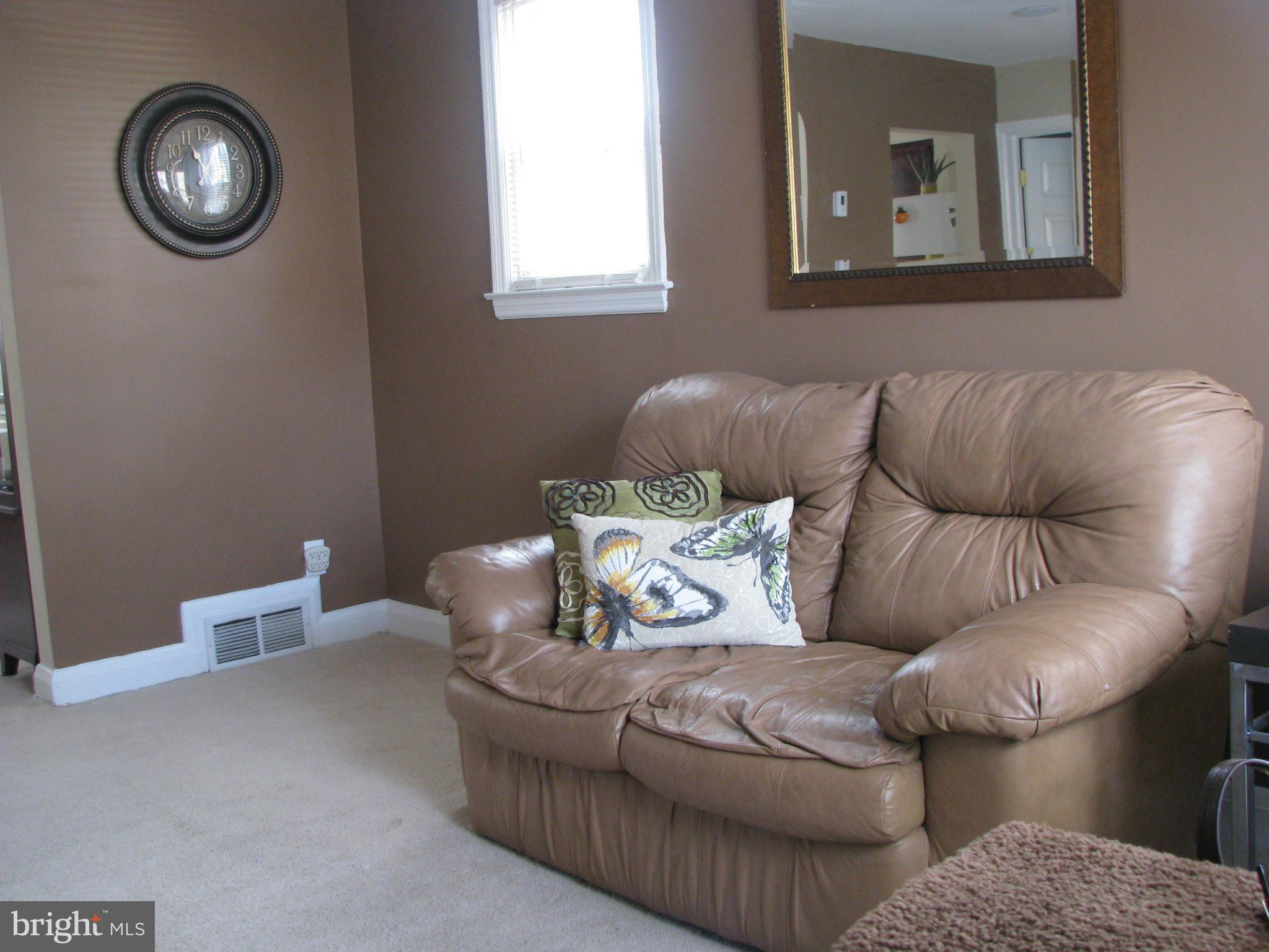 5047 West Hills Road Baltimore, MD 21229 - Photo 7 of 19 Living Room