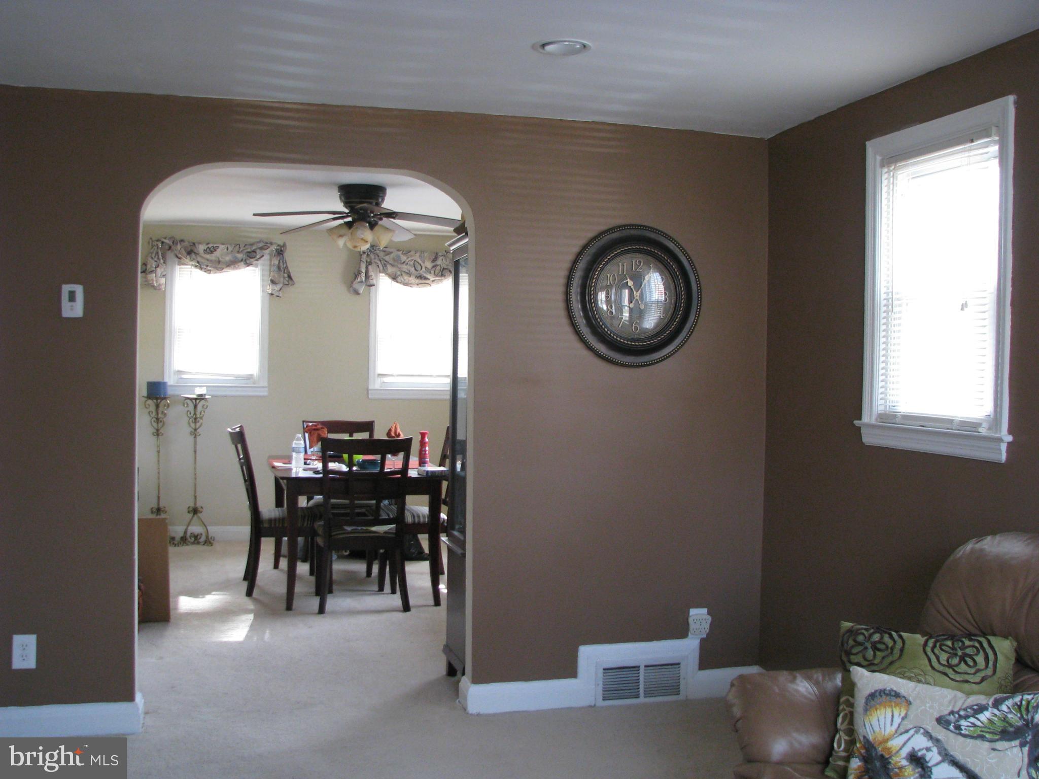 5047 West Hills Road Baltimore, MD 21229 - Photo 8 of 19 Living Room