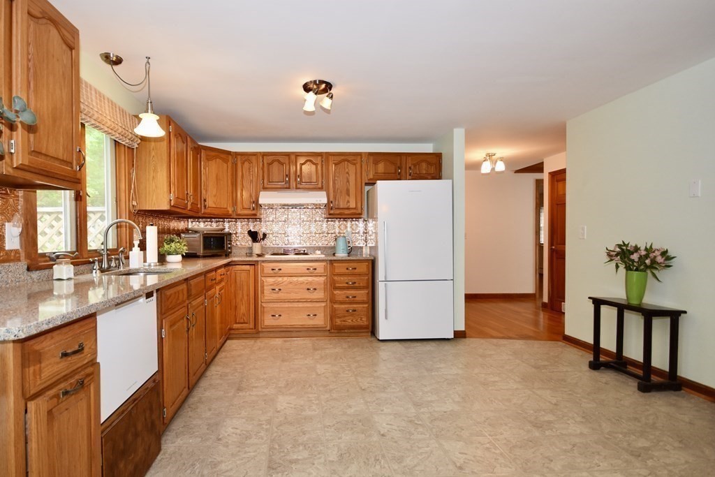 29 Tecumseh Road Bourne, MA 02562 - Photo 14 of 28