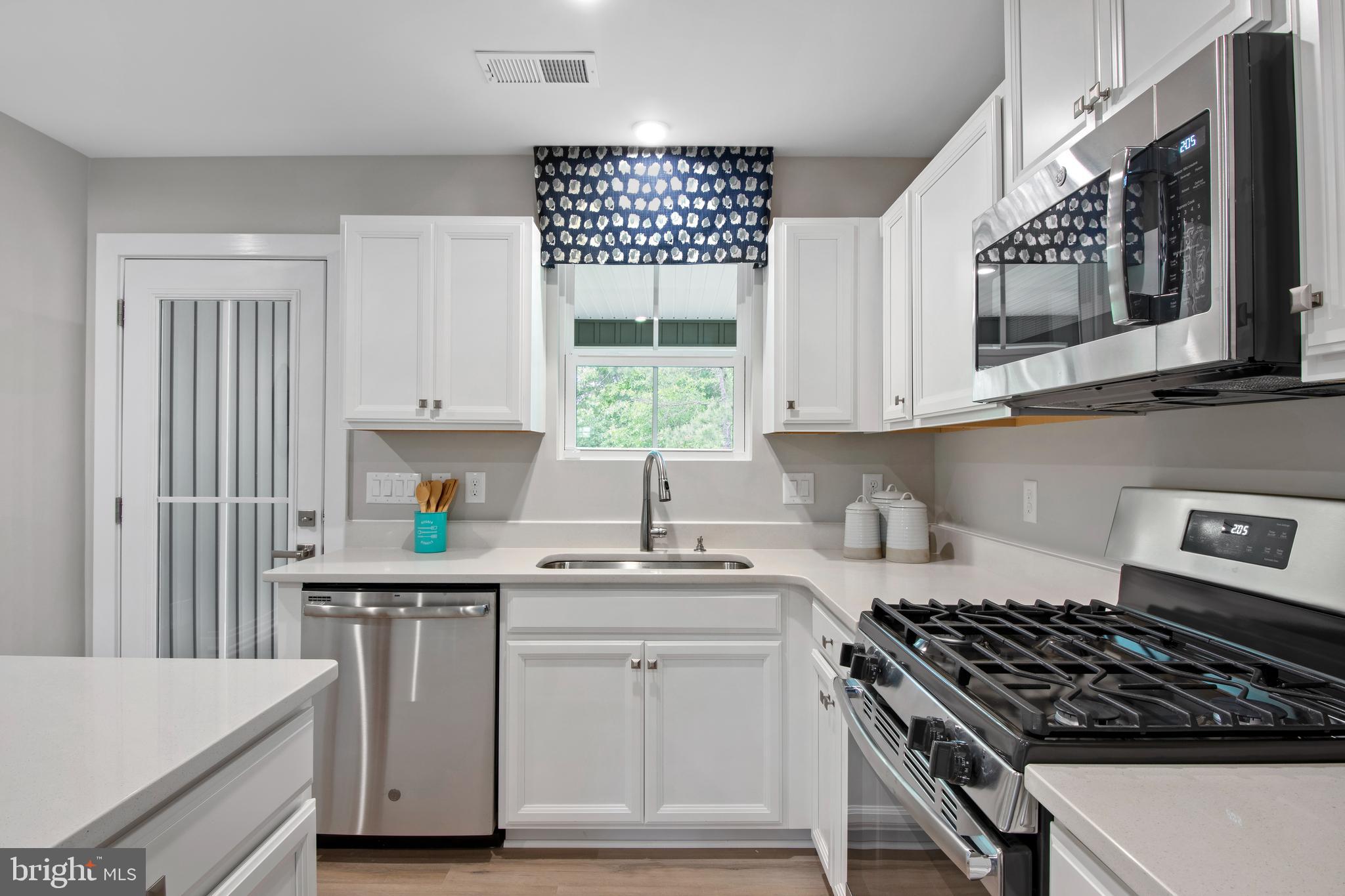 14306 Longhouse Loop, Unit B Brandywine, MD 20613 - Photo 6 of 22 KITCHNE W/OPITONAL GAS RANGE