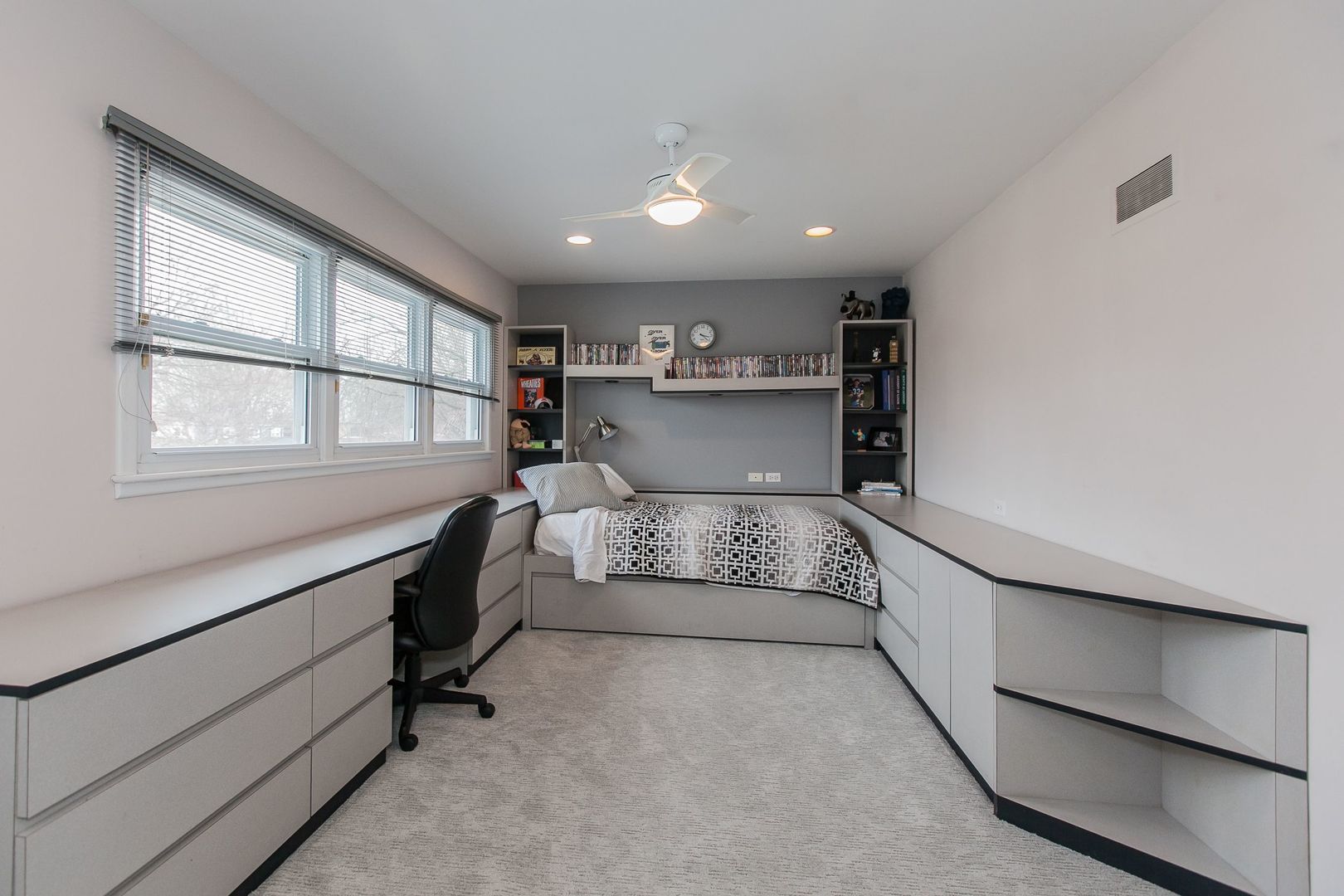 1958 McCraren Road Highland Park, IL 60035 - Photo 21 of 23 a living room with furniture and a window