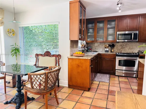 $3,275,000 | 204 Westwood Drive, Key Biscayne, FL 33149
