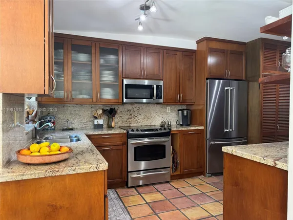 $3,275,000 | 204 Westwood Drive, Key Biscayne, FL 33149