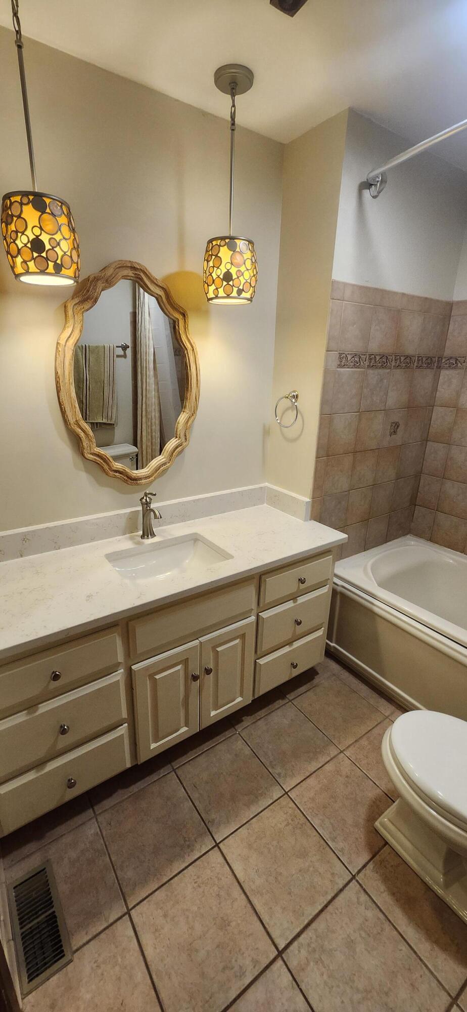 1707 Miller Road Lake Geneva, WI 53147 - Photo 17 of 28 Hall bathroom w/new quartz top