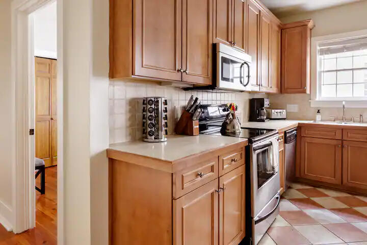 151 Spring Street, Unit A Charleston, SC 29403 - Photo 15 of 29 6c99f600-5a3f-48e6-a3c6-3ab6cf75a434 cop