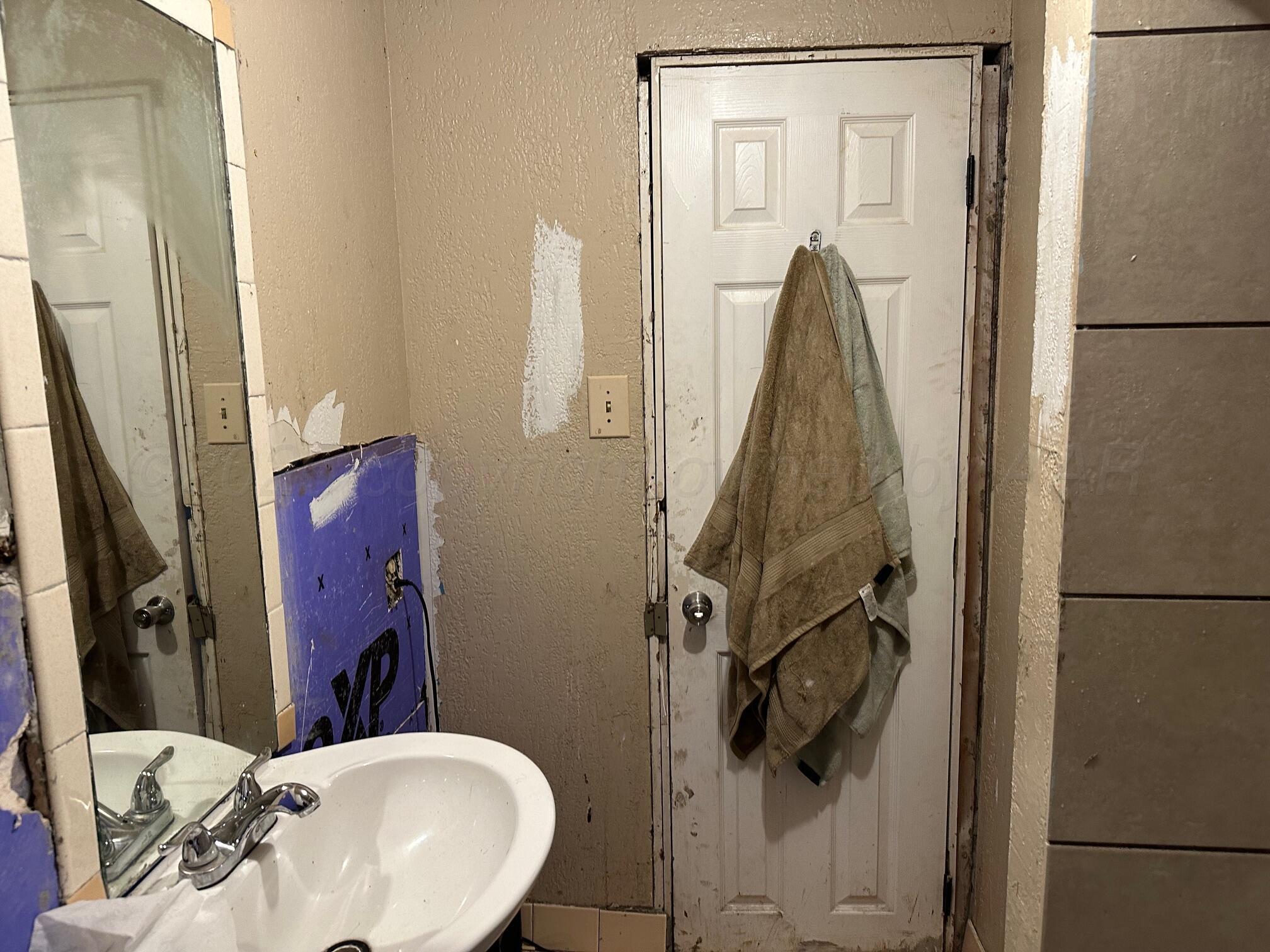 801 Russell Street Amarillo, TX 79104 - Photo 11 of 18 801 Russell - Bath V3