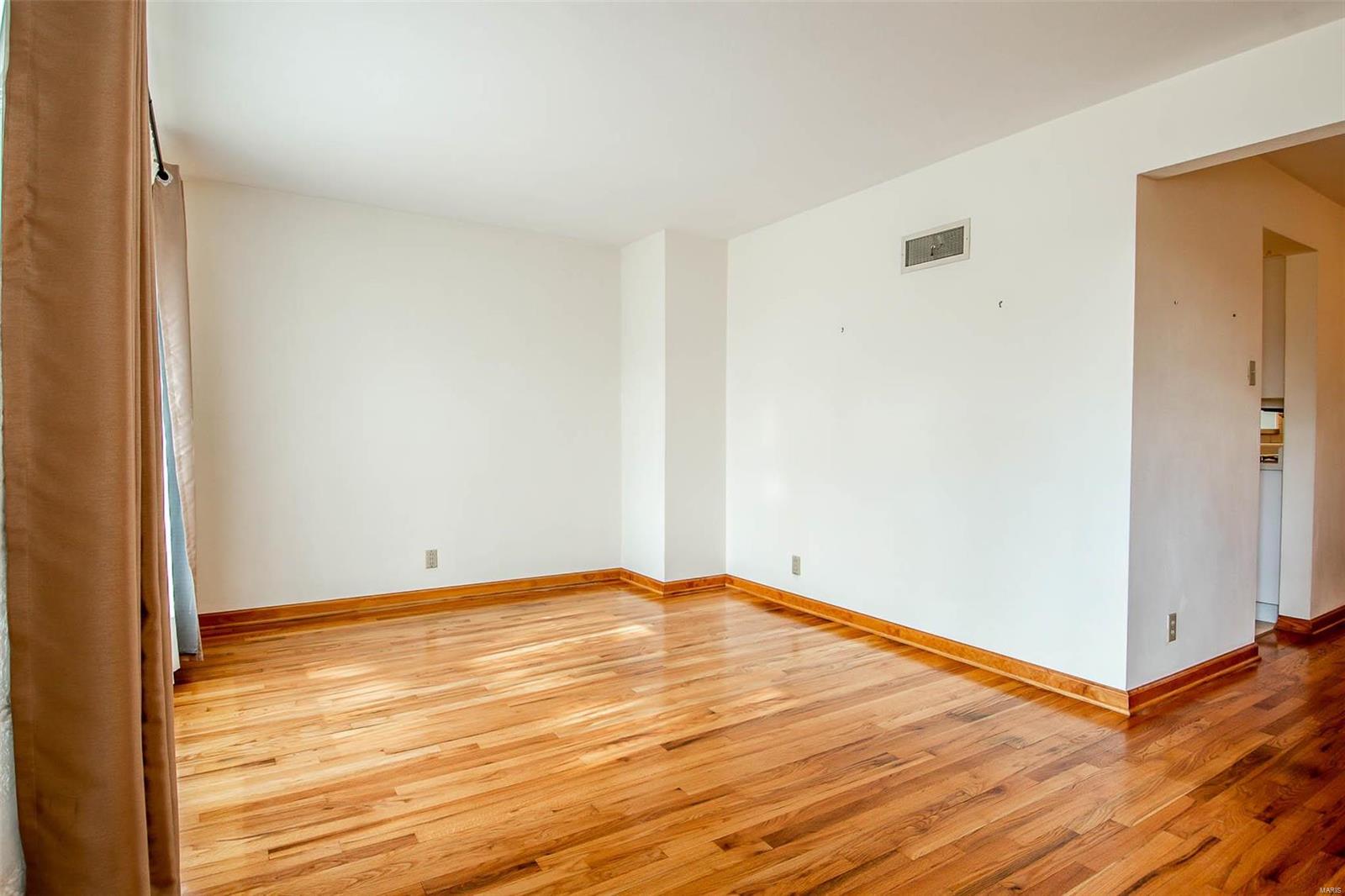 9831 Ridgely Lane St. Louis, MO 63123 - Photo 3 of 35 Gallery Image 3