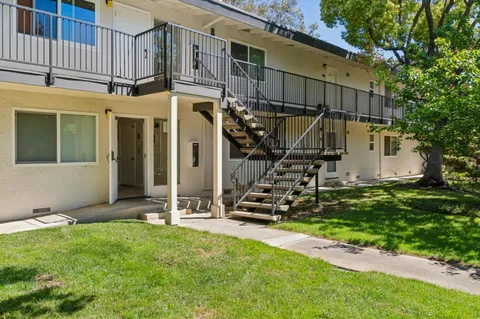 a view of a house with backyard
