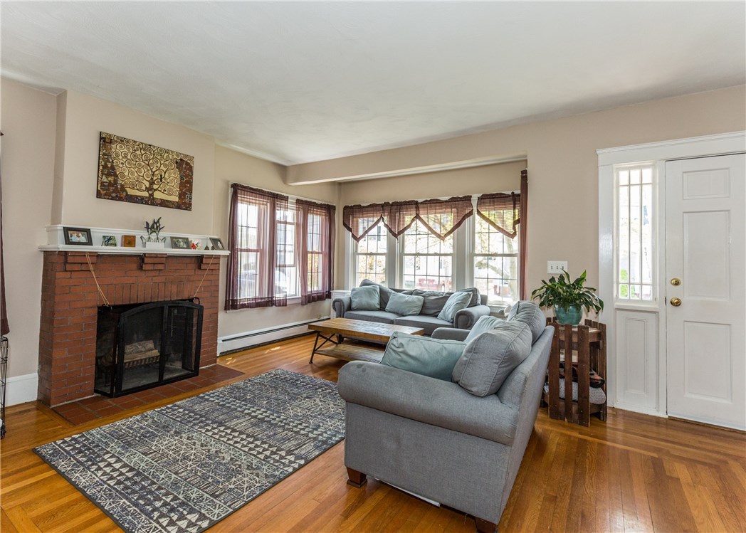 43 Brookwood Road Cranston, RI 02910 - Photo 3 of 33 Living Room