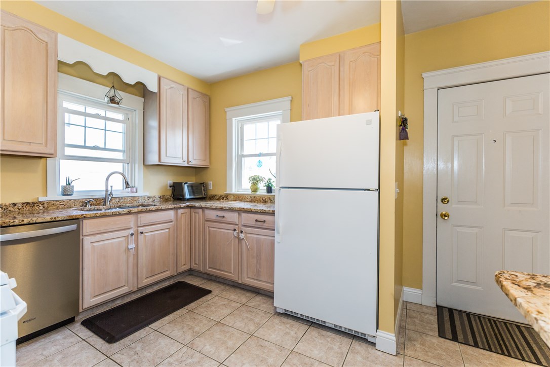 43 Brookwood Road Cranston, RI 02910 - Photo 6 of 33 Kitchen