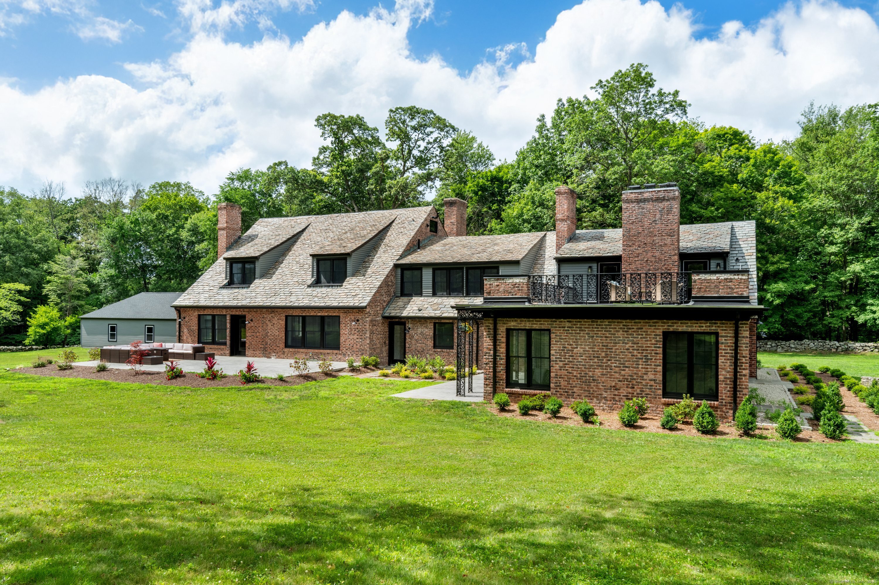 372 Tucker Hill Road Middlebury, CT 06762 - Photo 6 of 33 a front view of a house with garden