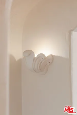 a view of entryway with a balcony