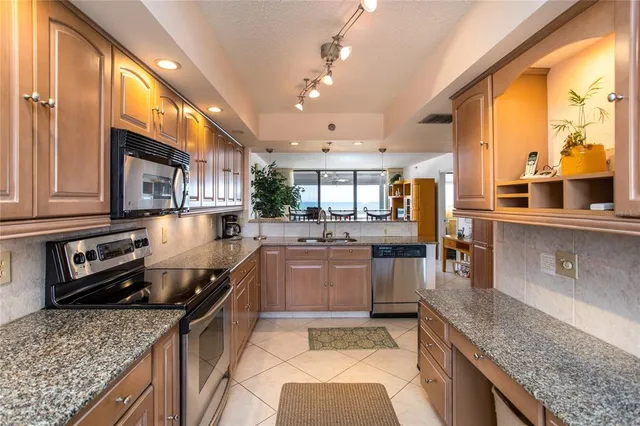 $5,200 | 17940 Gulf Boulevard, Unit 6E, Redington Shores, FL 33708