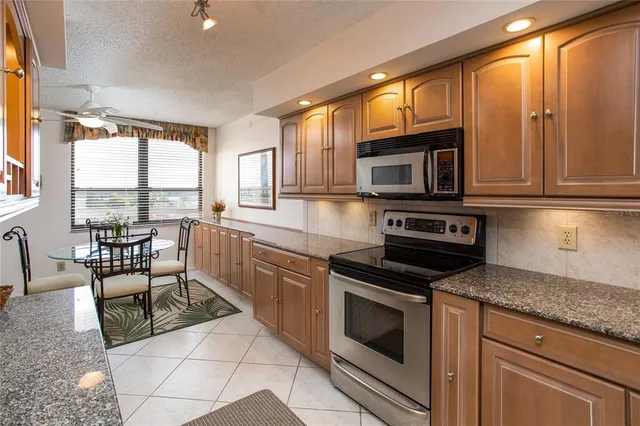 $5,200 | 17940 Gulf Boulevard, Unit 6E, Redington Shores, FL 33708