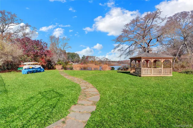 a view of a house with a big yard