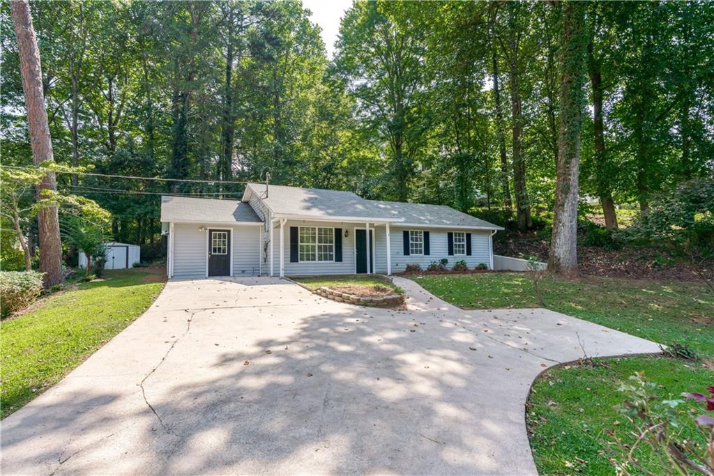 a view of a house with a yard