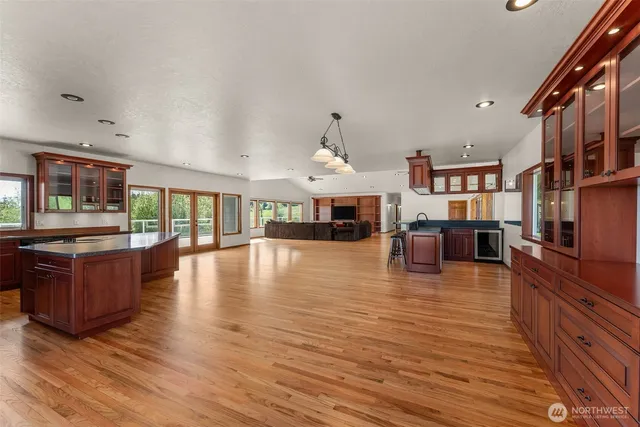 a view of n empty room with window and a ceiling fan