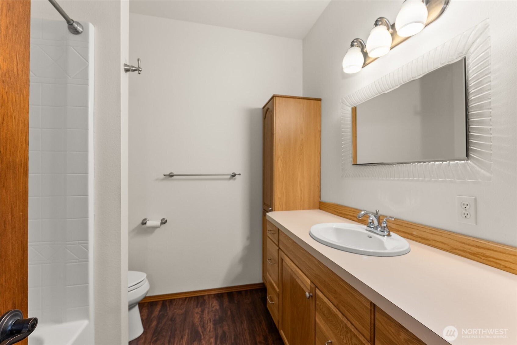 139 Coulson Road Chehalis, WA 98532 - Photo 26 of 40 a bathroom with a sink a toilet and shower